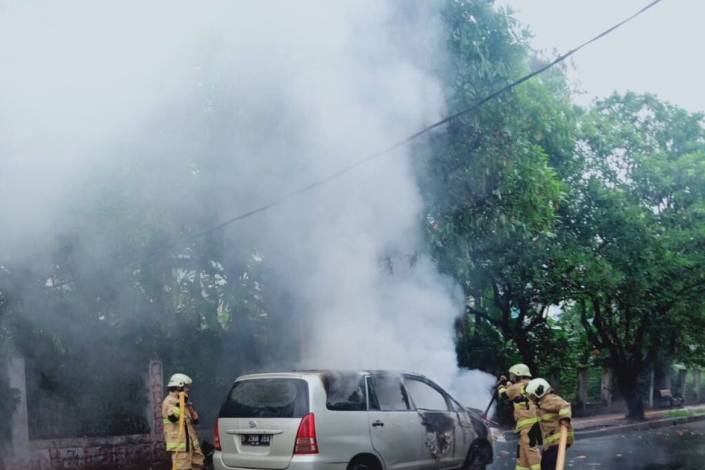 Berita Terkini – Mobil Terbakar di Dekat Gedung Negara Cirebon, Diduga Korsleting Listrik