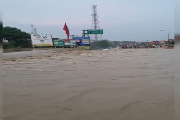 Jalur Semarang-Purwodadi Lumpuh Akibat Jebolnya Tanggul Sungai Tuntang