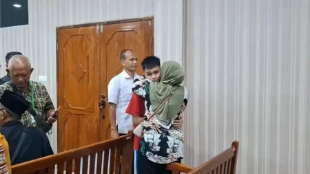 Air mata ibu Fandi Ramadhan pecah lagi: Saya tak rela anak saya dituntut mati