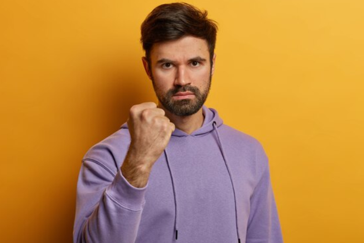 Orang yang Menyimpan Dendam pada Anda Tunjukkan 7 Tanda, Salah Satunya Sering Mengkritik