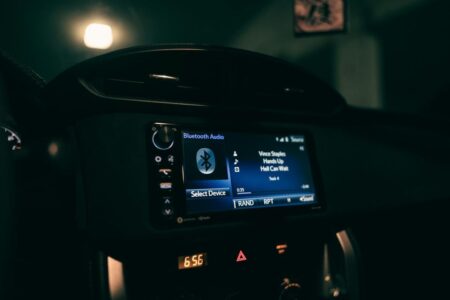 Apakah penggunaan audio berlebihan membuat aki mobil cepat rusak?