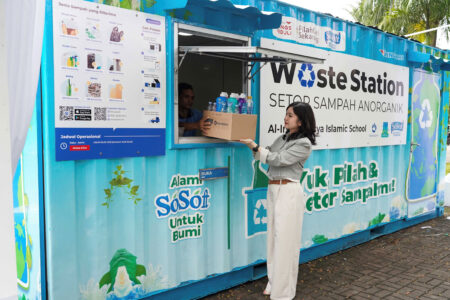 Komitmen lingkungan SoSoft dengan aksi daur ulang plastik