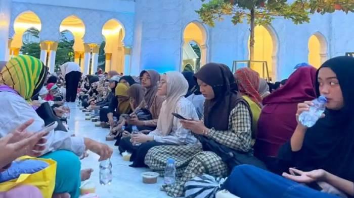 Jadwal buka puasa Surabaya hari ini, Senin 9 Maret 2026, sambil urus SIM