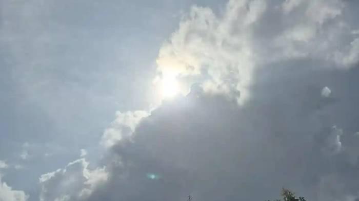 Cuaca Surabaya Hari Ini: Berawan Pagi, Hujan Ringan Sore Sampai Malam