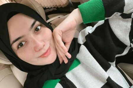 10 Gaya Selfie Kekinian Selebgram, Coba Sekarang!