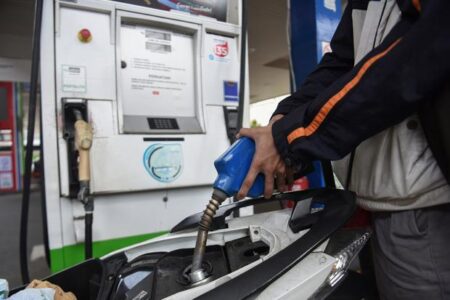 Warga Menunggu Berjam-jam di SPBU, Kelangkaan BBM Menerjang Lima Negara