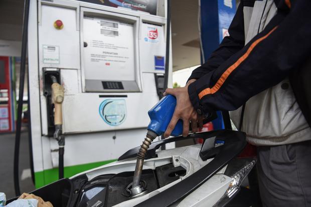 Warga Menunggu Berjam-jam di SPBU, Kelangkaan BBM Menerjang Lima Negara