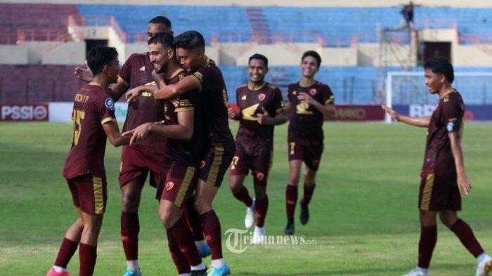 Suporter PSM Turun ke Lapangan, Kalah di Kandang Lawan Persita Tangerang