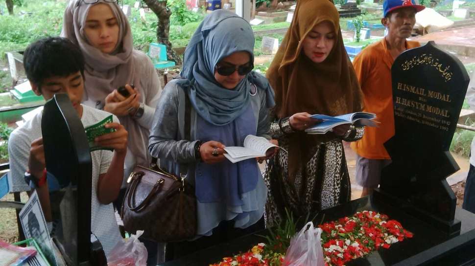 Quraish Shihab di Makam Kakaknya: Tunggu Giliran Kita