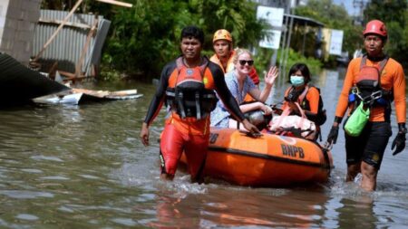 Tim SAR Evakuasi Puluhan Warga Terjebak Longsor di Burni Lintang