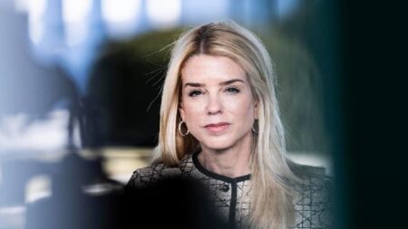 Kasasi Pam Bondi Minta Trump Jangan Dipecat