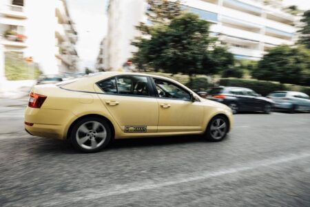 Mengapa mobil sedan lebih nyaman daripada SUV di jalan mulus?