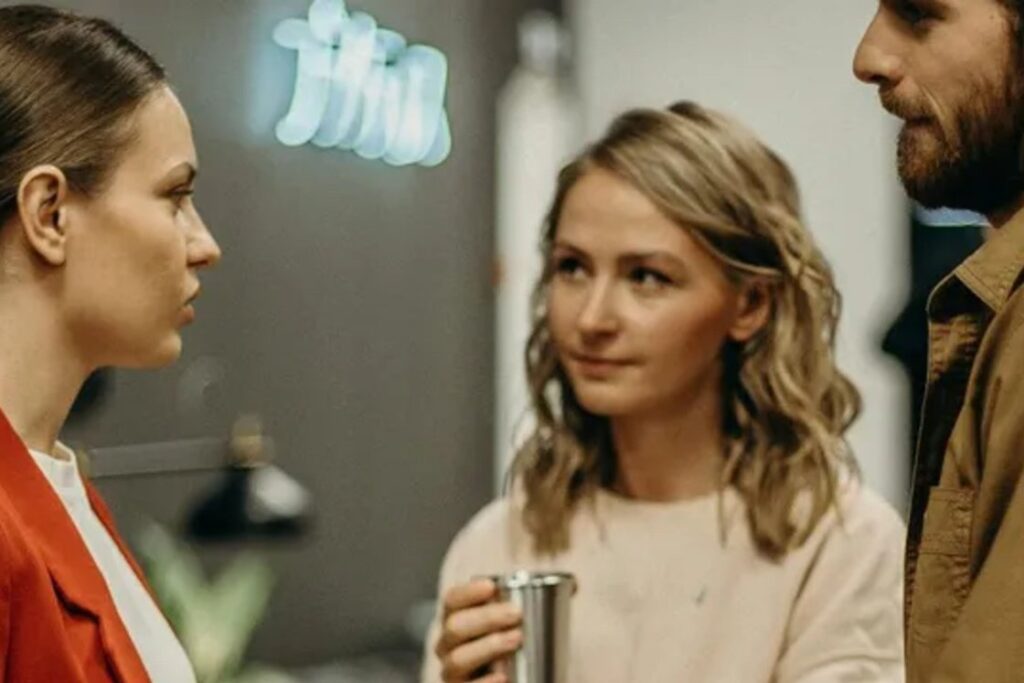 50 Kata Sindiran Untuk Orang Sok Benar, Bikin Malu Saja!