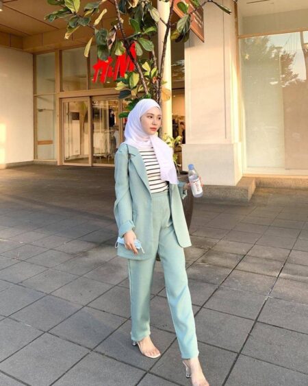10 Warna Jilbab yang Cocok untuk Baju Hijau Muda