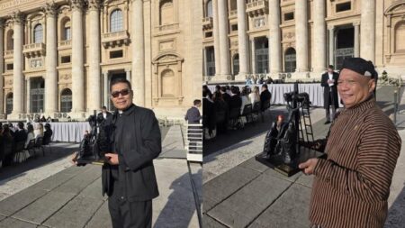 Paguyuban Wartawan Katolik Indonesia Serahkan Patung St Yusuf Aimatea ke Paus Leo XIV