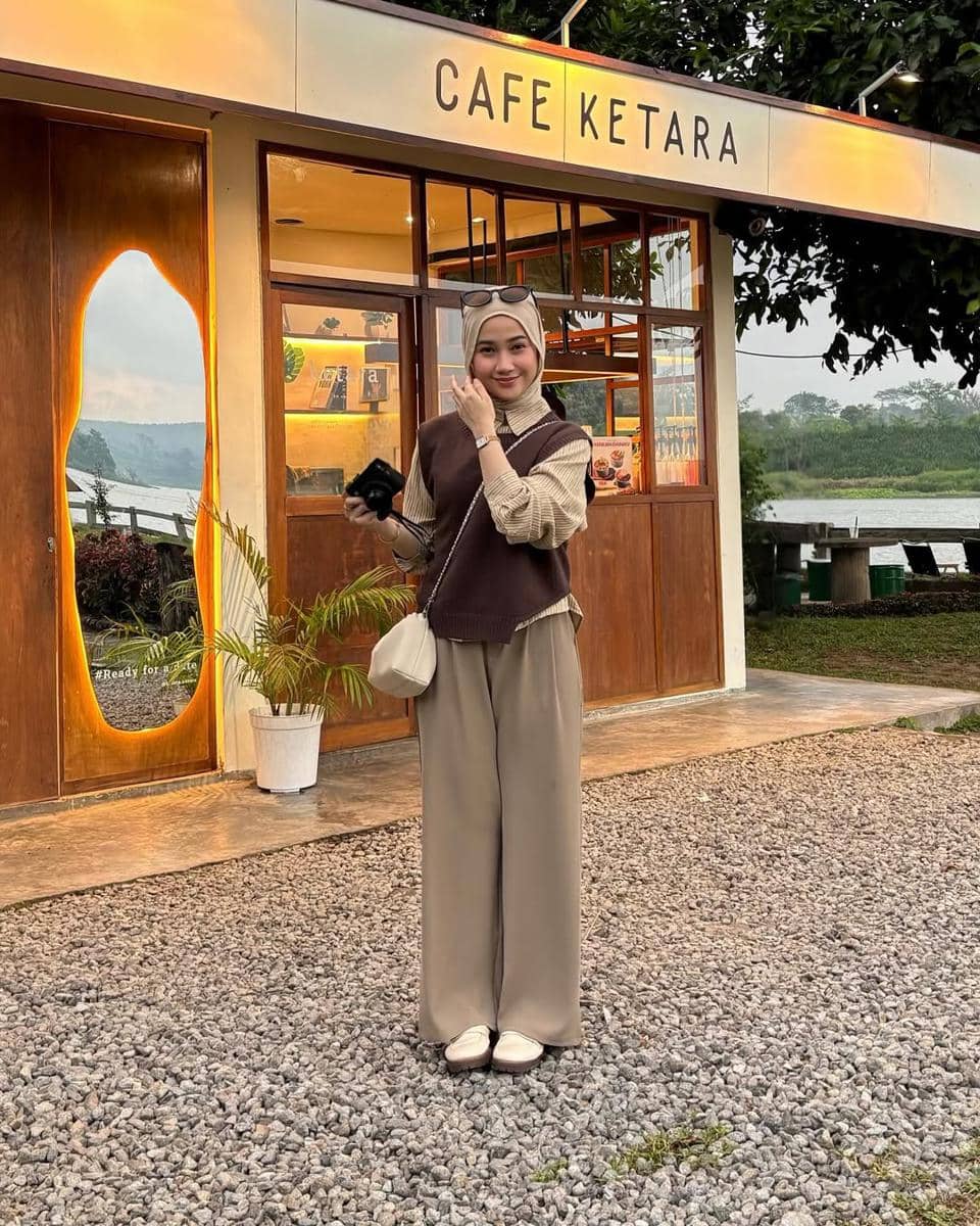 8 Ide OOTD Liburan Hijab yang Modis dan Nyaman ala Kirana Salsabila