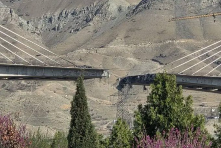 AS Serang Jembatan Terbesar Iran, Delapan Warga Sipil Tewas