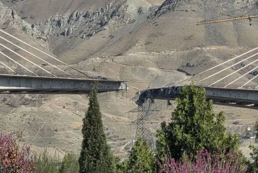 AS Serang Jembatan Terbesar Iran, Delapan Warga Sipil Tewas