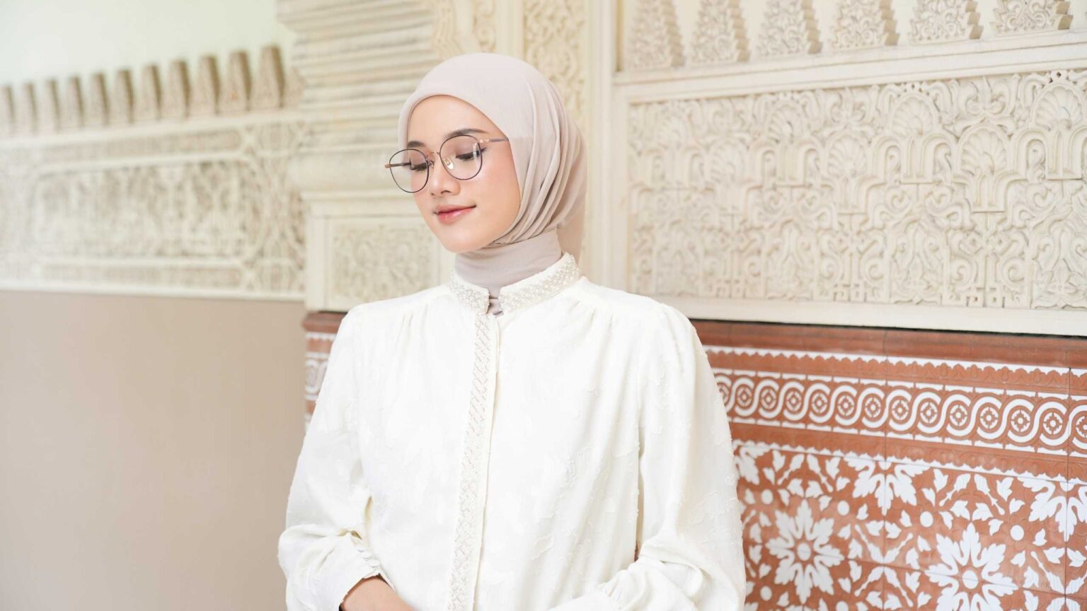 Rekomendasi kacamata nyaman untuk wanita berhijab aktif