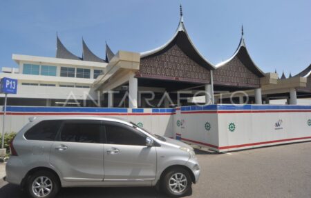 Arus balik bandara Minangkabau membludak, antrean check-in mengular