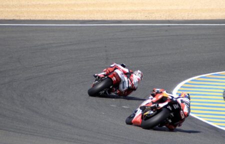 Mengapa Motor MotoGP Cepat Saat Start? Ini Jawabannya