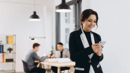 Lebih Suka SMS Daripada Telepon? Ini 8 Ciri Kepribadian Spesifik Menurut Psikologi