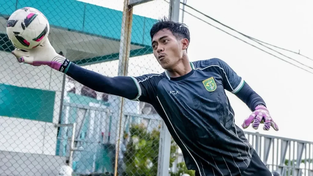 Andhika Ramadhani Dikabarkan ke Persik Kediri! 23 Clean Sheet dan 5.628 Menit Bermain di Persebaya Surabaya