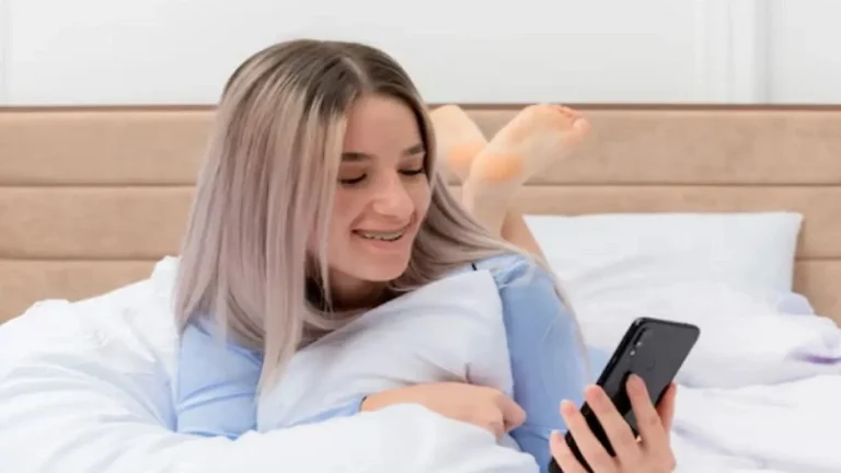 Ciri Kepribadian Orang yang Langsung Cek Ponsel Setelah Bangun Tidur