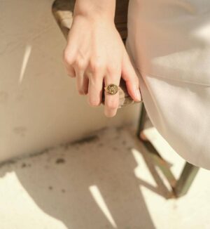 8 makna cincin di jari telunjuk kiri dan kanan wanita