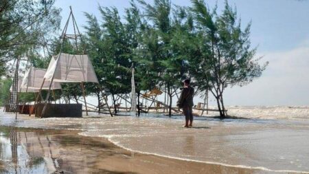 Liburan ke Tuban, Ini 5 Pantai Menarik yang Harus Dikunjungi