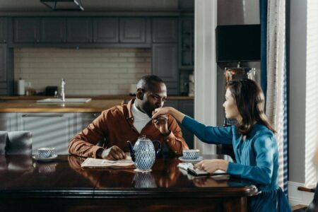 5 Tips Bijak Beri Saran ke Pasangan Tanpa Menyakiti