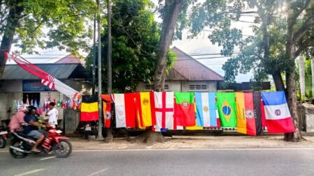 Menjelang Piala Dunia, Bendera Negara Peserta Ludes Diburu Warga Gorontalo
