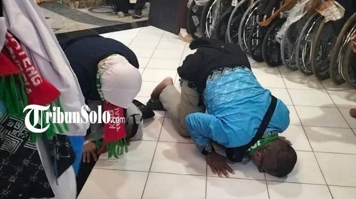 Momen haru jemaah di Solo, langsung sujud syukur tiba di tanah air