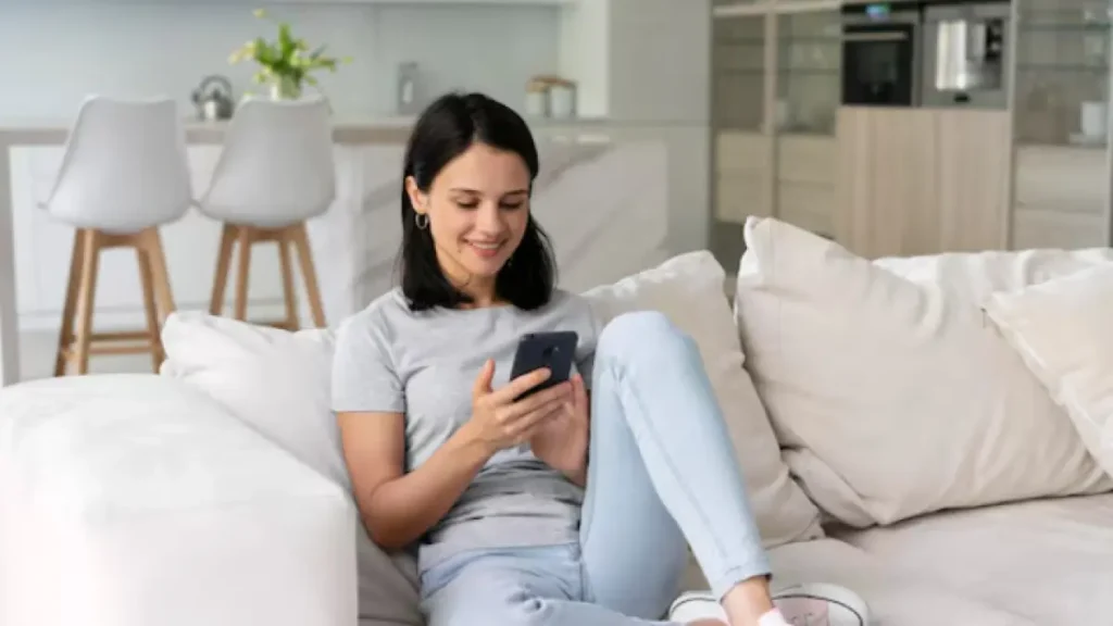Perempuan dengan Akun Sosial Media Privat dan Jarang Posting: 8 Ciri Psikologis Ini