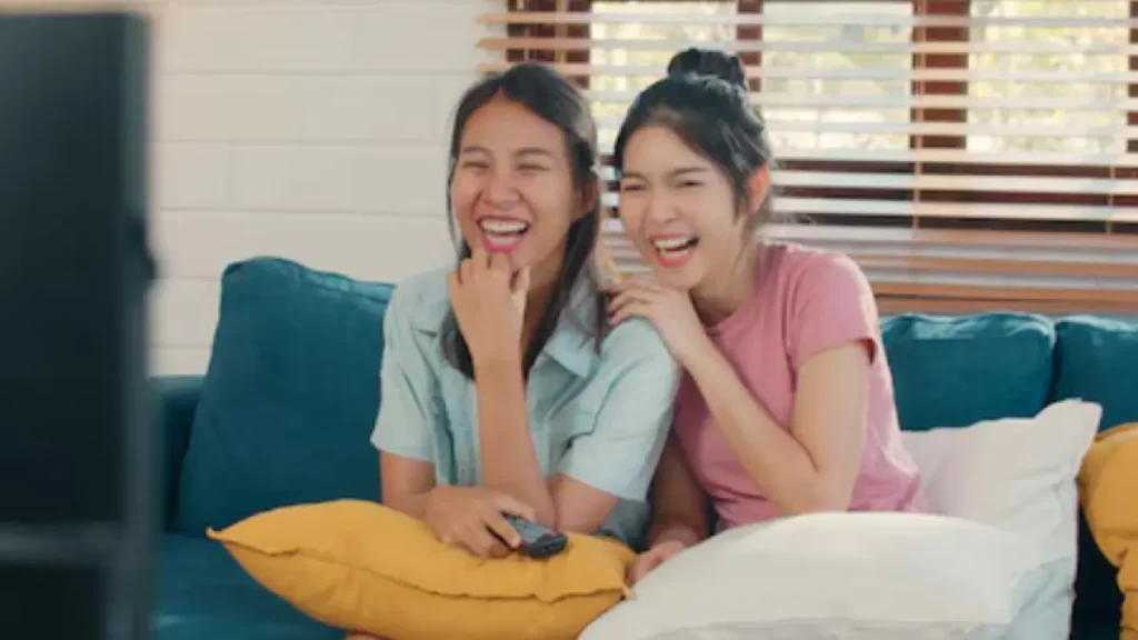 Jika Anda Sering Tonton Film Sama, Mungkin Sedang Proses 7 Perasaan Tersembunyi Ini