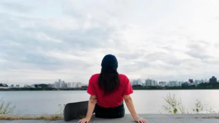 Seni Menikmati Kesendirian: 9 Kebiasaan yang Membuat Kesendirian Terasa Bebas, Bukan Kesepian