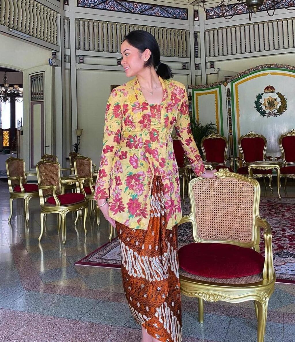 10 Gaya Rania Yamin dengan Kain yang Modis dan Anggun