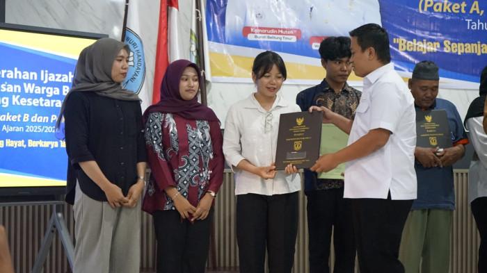 Dulu putus sekolah karena ekonomi, petani muda Belitung Timur raih paket C di usia 20 tahun