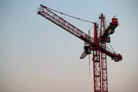 Gaji operator crane di Indonesia, menarik?