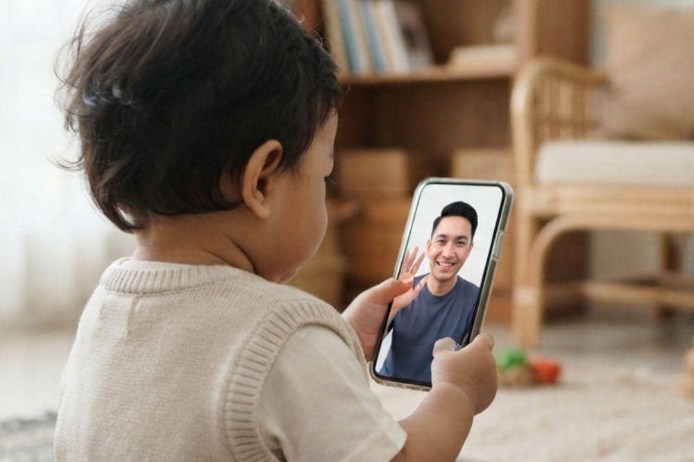 Video Call dengan Bayi: Termasuk Screen Time? Ini Jawabannya
