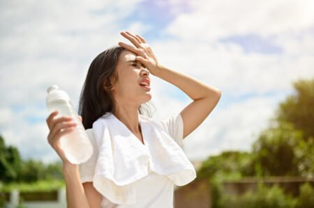 6 rekomendasi perawatan kulit untuk cuaca panas, nyaman saat beraktivitas luar ruangan